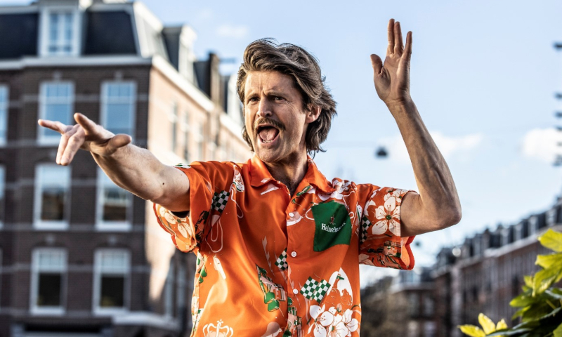 Rudi met zijn heeyy biertje kreet in het Holland Heineken Hemd